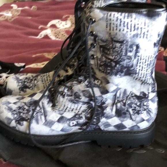 Disney Alice in wonderland combat boots - Picture 4 of 5
